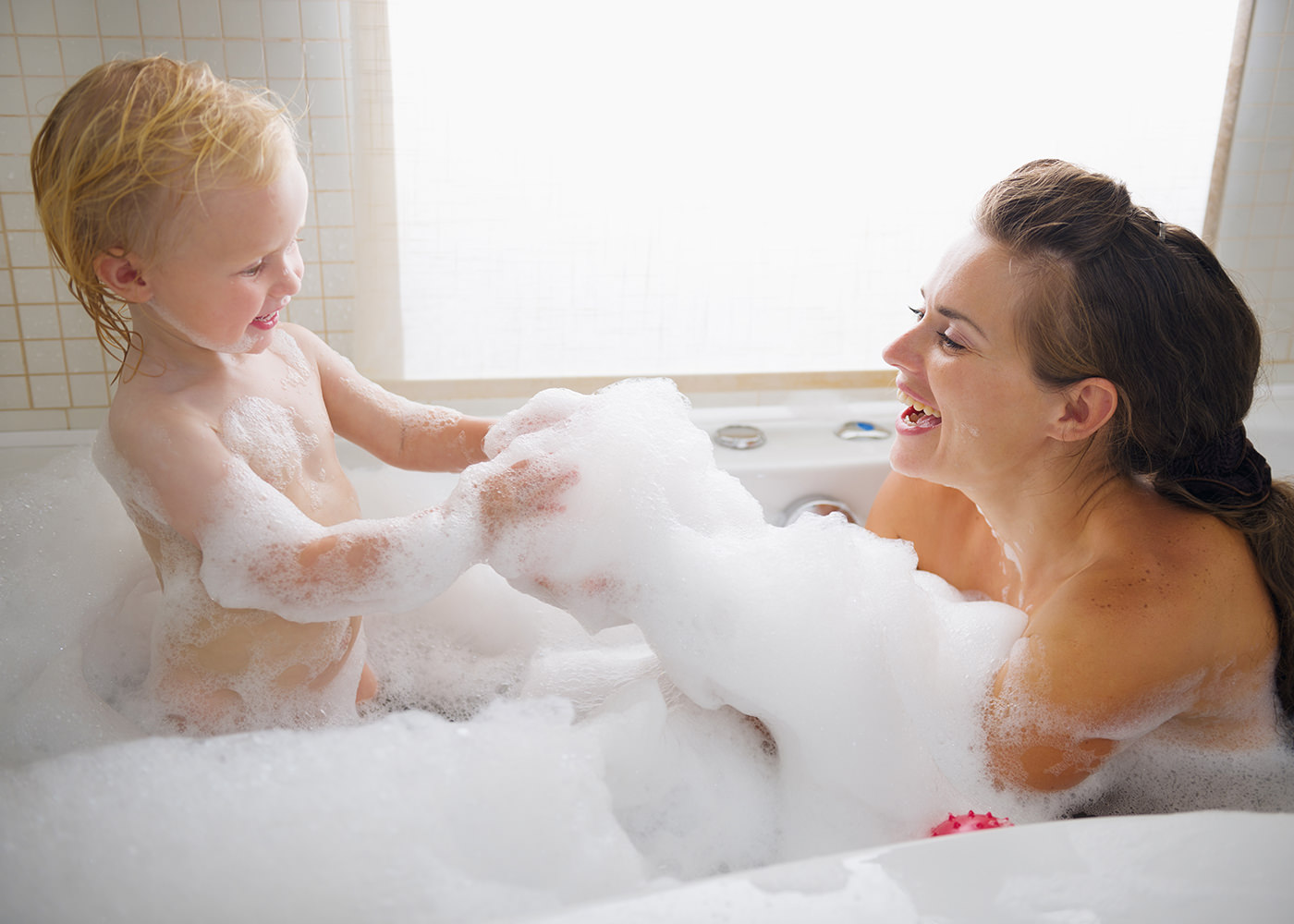子供とお母さんがお風呂に入っている画像